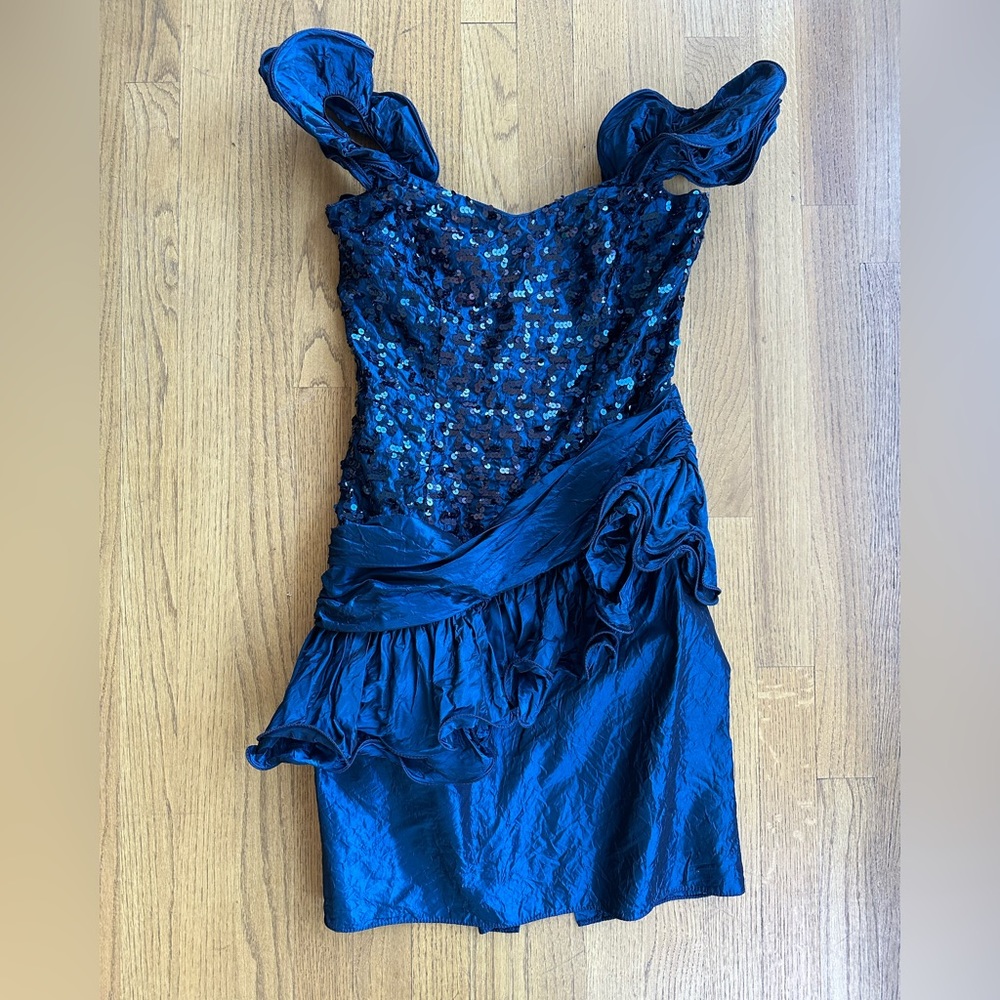 Vintage Flirtations by Alfred Angelo dress. Women fit size Small 2-4